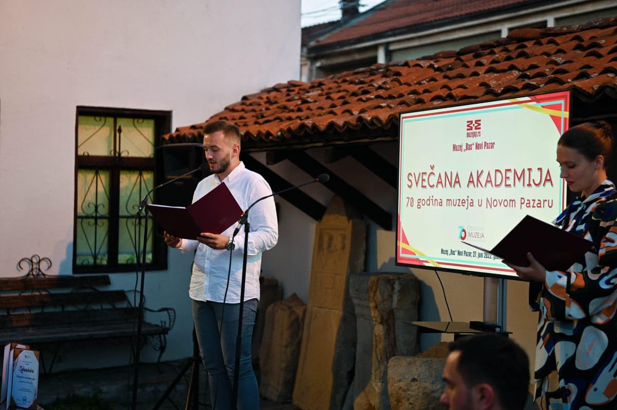 SVEČANA AKADEMIJA “70 GODINA MUZEJA У НОВОМ ПАЗАРУ”HomeVestiSVEЧАНА АКАДЕМИЈА “70 ГОДИНА МУЗЕЈА У НОВОМ ПАЗАРУ”