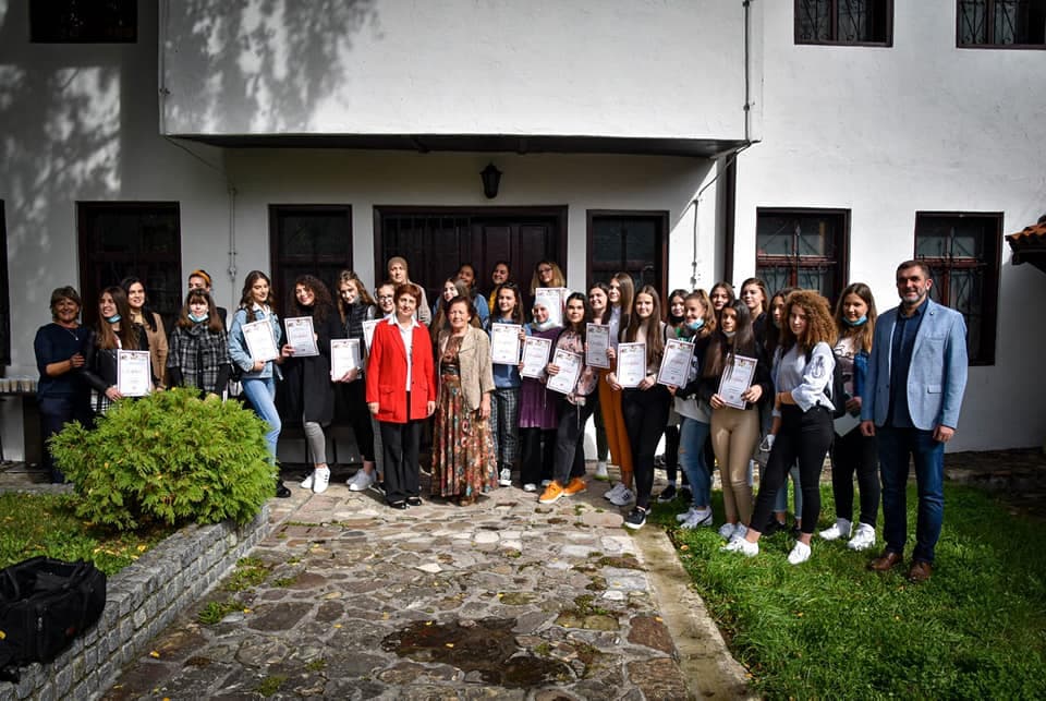 Srednjoškolci naučili vez svilenim koncemHomeAktivnosti muzejaSrednjoškolci naučili vez svilenim koncem