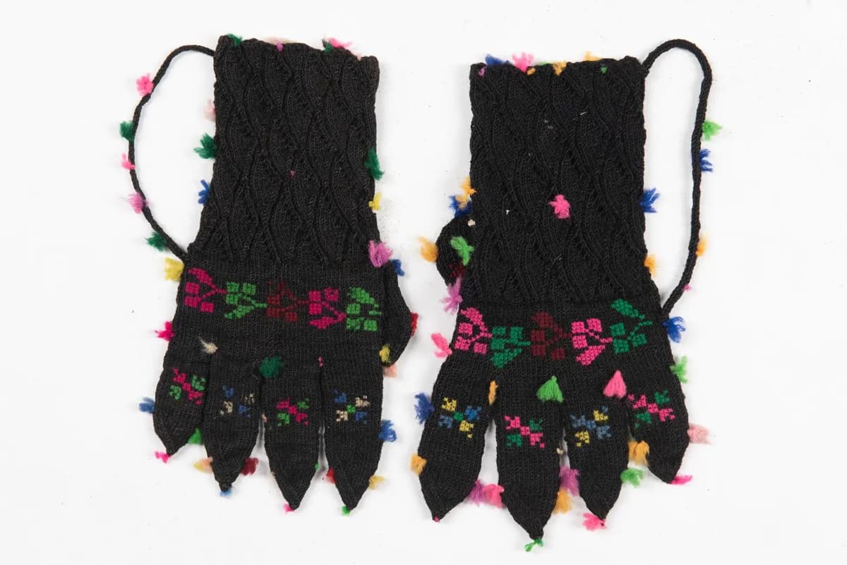 Vunene muške rukavice ručno ispletene i ukrašene vezomHomeAktivnosti muzejaVunene muške rukavice ručno ispletene i ukrašene vezom